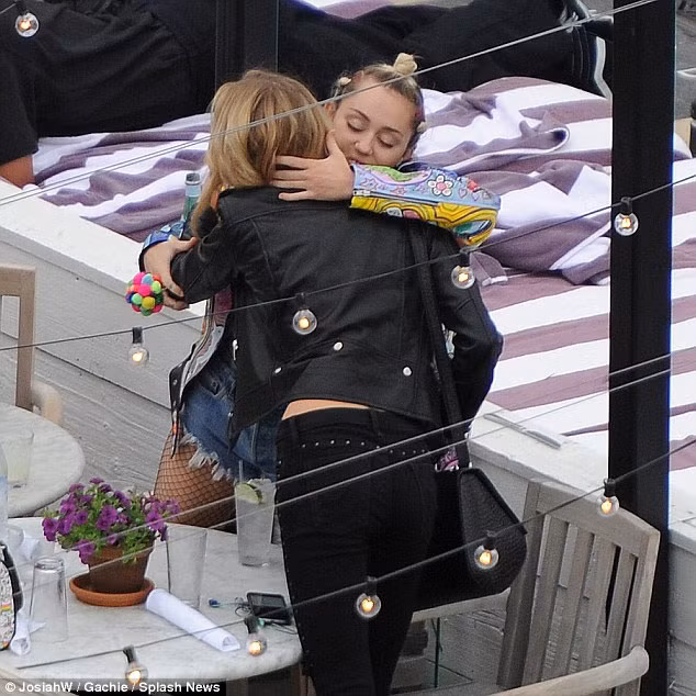 Hinh anh to Miley Cyrus yeu dong tinh thien than VS Stella-Hinh-2