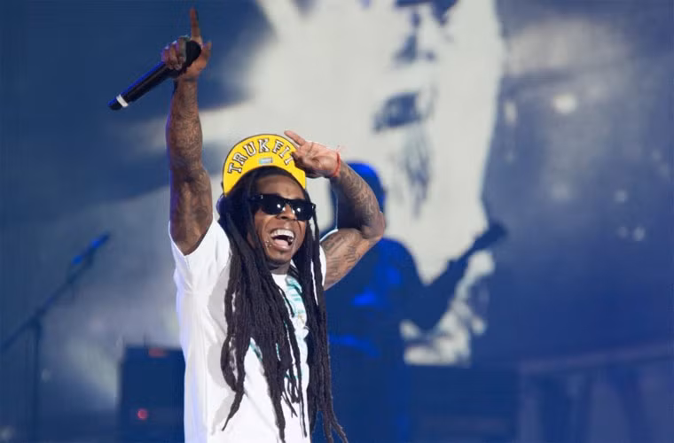 Năm 15 tuổi, rapper từng đoạt giải Grammy Lil Wayne, đã làm bạn gái mang thai khi cô bé mới 14. Năm 16 tuổi, Lil lên chức cha bất đắc dĩ và 5 năm sau mới làm đám cưới với mẹ của con trai, nhưng hai năm sau đó thì đường ai nấy đi. Hiện Lil Wayne đã có thêm ba đứa con với người phụ nữ khác.