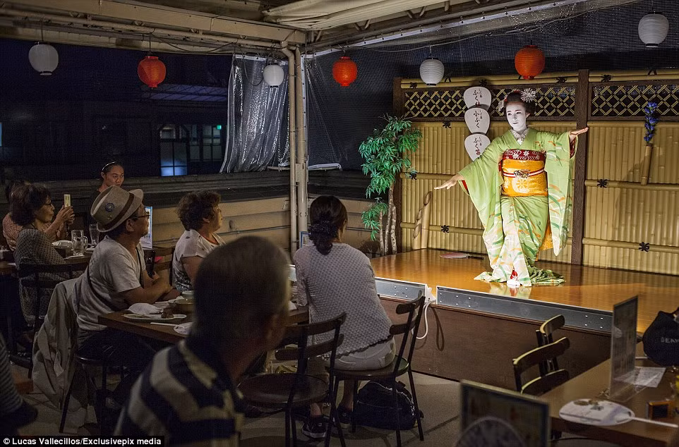 Khán giả chăm chú theo dõi màn biểu diễn của người Maiko trên sân khấu một phòng trà tọa lạc ở quận Gion.