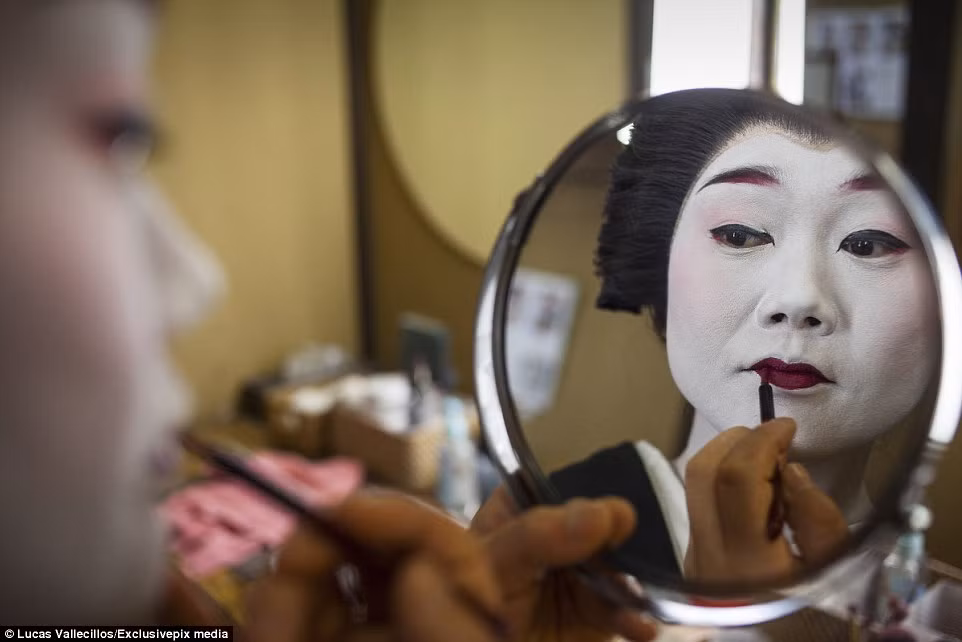 Geiko đang trang điểm trước khi tới phòng trà.
