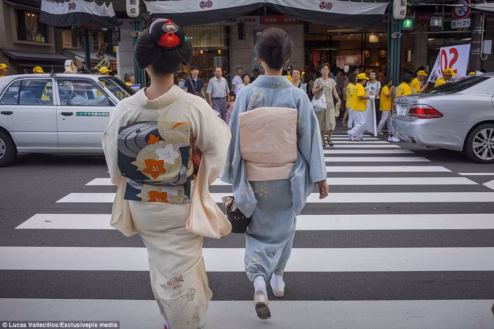 Ngày nay, người dân chỉ thỉnh thoảng bắt gặp các geisha trên đường.