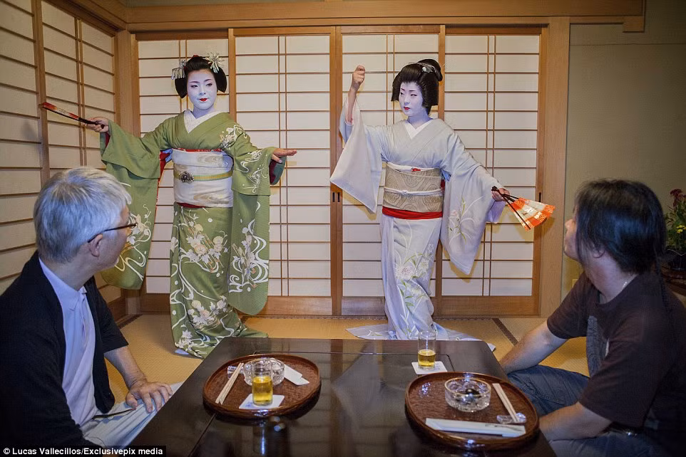 Hai geisha biểu diễn cho khách hàng. Thế giới bí mật của các geisha luôn là điều tò mò đối với nhiều người.