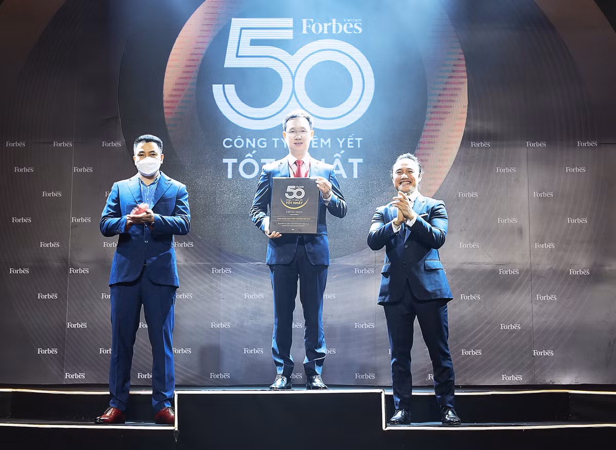VietinBank tiep tuc vao Top 50 Cong ty niem yet tot nhat Viet Nam 2021