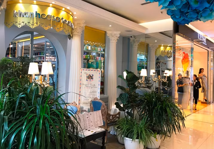 "Đại gia" Vũ Khánh được nhiều người (nhất là giới trẻ) ở TP HCM biết đến khi những năm gần đây, ông khai trương hàng loạt hệ thống trà, cà phê sang trọng ở những vị trí đắc địa bậc nhất TP HCM.