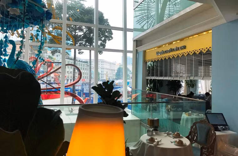 Một góc "Khanh Casa Tea House" ở tầng 2, TTTM Saigon Centre của ông chủ Vũ Khánh với tầm nhìn bao quát khu trung tâm Sài Gòn.
