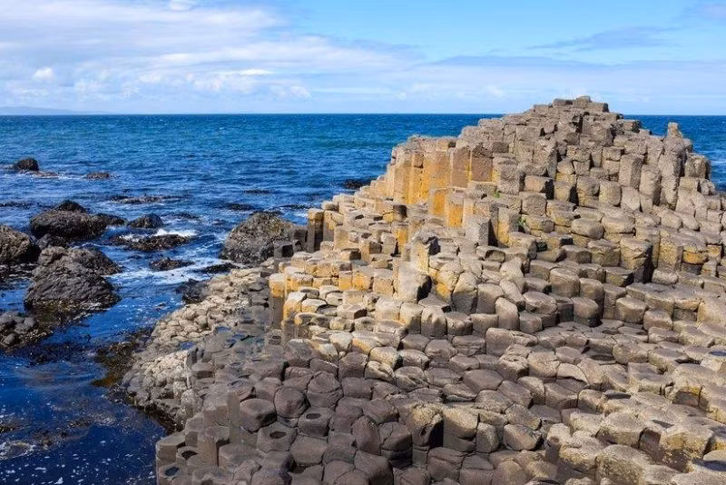 Giant's Causeway (Ireland): Giant's Causeway trên bờ biển phía đông bắc Ireland có lẽ là địa điểm du lịch nổi tiếng với các cột đá bazan nhất thế giới. Tại đây, khoảng 40.000 cột đá bazan đã tạo thành những bậc thang kỳ lạ dọc bờ Đại Tây Dương. " Phiên bản gành đá đĩa" này được UNESCO công nhận là Di sản Thế giới.