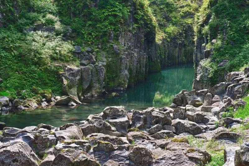 Hẻm núi Takachiho (Nhật Bản): Hẻm núi xanh tươi ở miền Nam Nhật Bản nổi bật không chỉ vì màu sắc mà còn bởi vách đá cao hơn 90 m. Lượng nước dồi dào khiến thực vật ở đây sinh sôi, phát triển, tạo thành những tấm thảm xanh trên các cột đá bazan. Tới đây, bạn có thể đi thuyền để ngắm dòng thác Manai ngoạn mục.