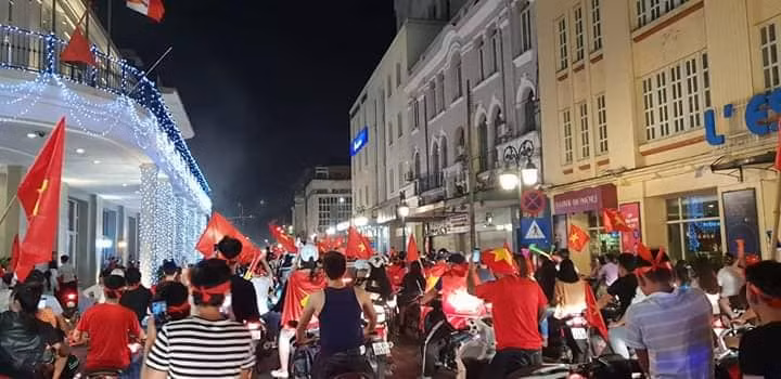 Người dân đổ dồn về phố đi bộ Hồ Gươm ăn mừng chiến thắng của ĐT Việt Nam.