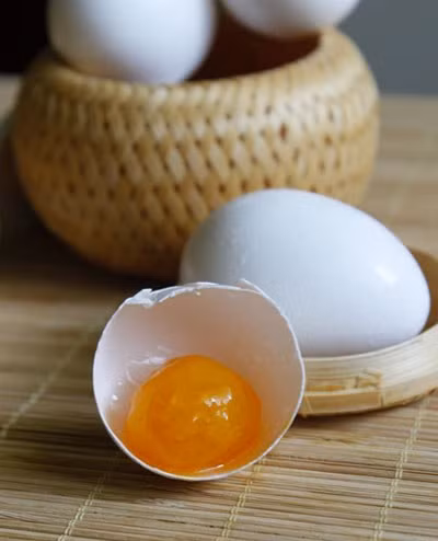 Lý do là vì trong quá trình chế biến, trứng muối có sử dụng xút, vôi muối, chì ôxy hóa để ủ trứng nên không có lợi cho sức khỏe người sử dụng. (Nguồn Beemart)