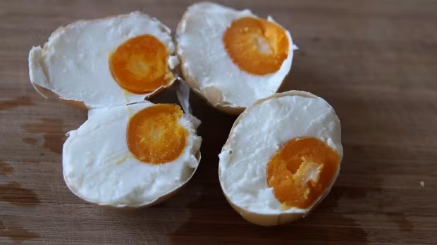 Bên cạnh đó, ăn nhiều trứng muối khiến lượng muối đưa quá nhiều vào cơ thể, gây mất cân bằng điện giải, có thể làm cho cơ thể bị “khát” dẫn đến hiện tượng mệt mỏi, khó tiêu. (Nguồn Wp)