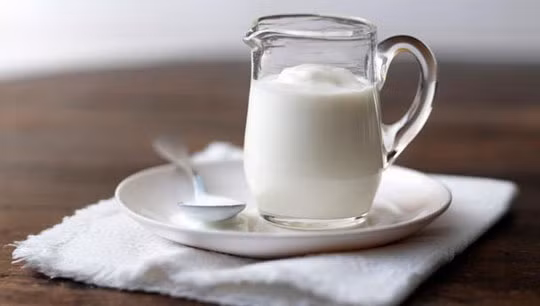Sữa có chứa rất nhiều vitamin và khoáng chất, đặc biệt là tryptophan giúp cho bé có cảm giác buồn ngủ, giúp bé ngủ ngon và sâu hơn. Đồng thời, canxi trong sữa giúp đẩy mạnh sự sản xuất mentonin – một chất giúp não bộ giảm căng thẳng hiệu quả và ổn định trí não để bé dễ dàng đi vào giấc ngủ. (Nguồn Phunutoday).