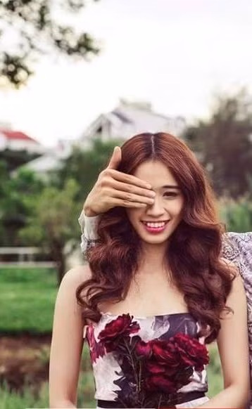 Cô còn có hàm răng quá khổ hơi chìa ra ngoài và gương mặt dài chứ không thon gọn mảnh mai với nụ cười tươi tắn. Ảnh: FB Hongshowbiz.