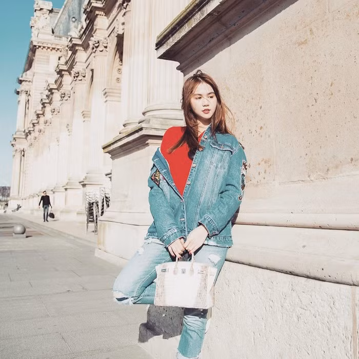 Những ngày nắng nóng, street style của người đẹp "vòng eo 56" có phần đa dạng hơn. Không còn những bộ cánh thướt tha khoe các vòng nóng bỏng. Tuy nhiên, phong cách bụi bặm kín mít tránh nắng này lại rất ăn điểm với các bạn trẻ. Ảnh: FB Ngọc Trinh.