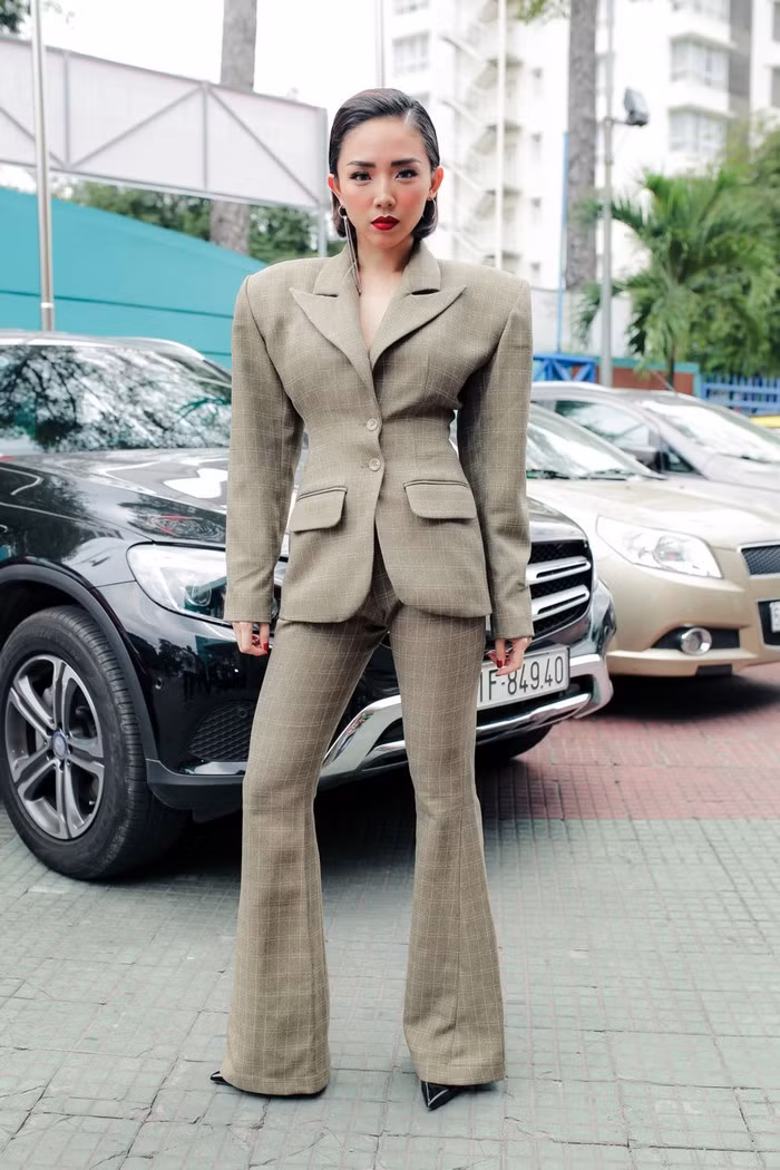 Những lần thử phong cách menswear của nữ ca sĩ luôn được đón nhận nhiệt liệt. Tuy vậy, đến với The Voice 2017, cô lại mắc sai lầm. Cơ thể vốn chuẩn mẫu của cô lại bị set đồ “ông ngoại” nuốt chửng hoàn toàn. Chưa kể màu sắc xám xịt khiến Tóc Tiên già hẳn cả giáp. Ảnh: Beat.