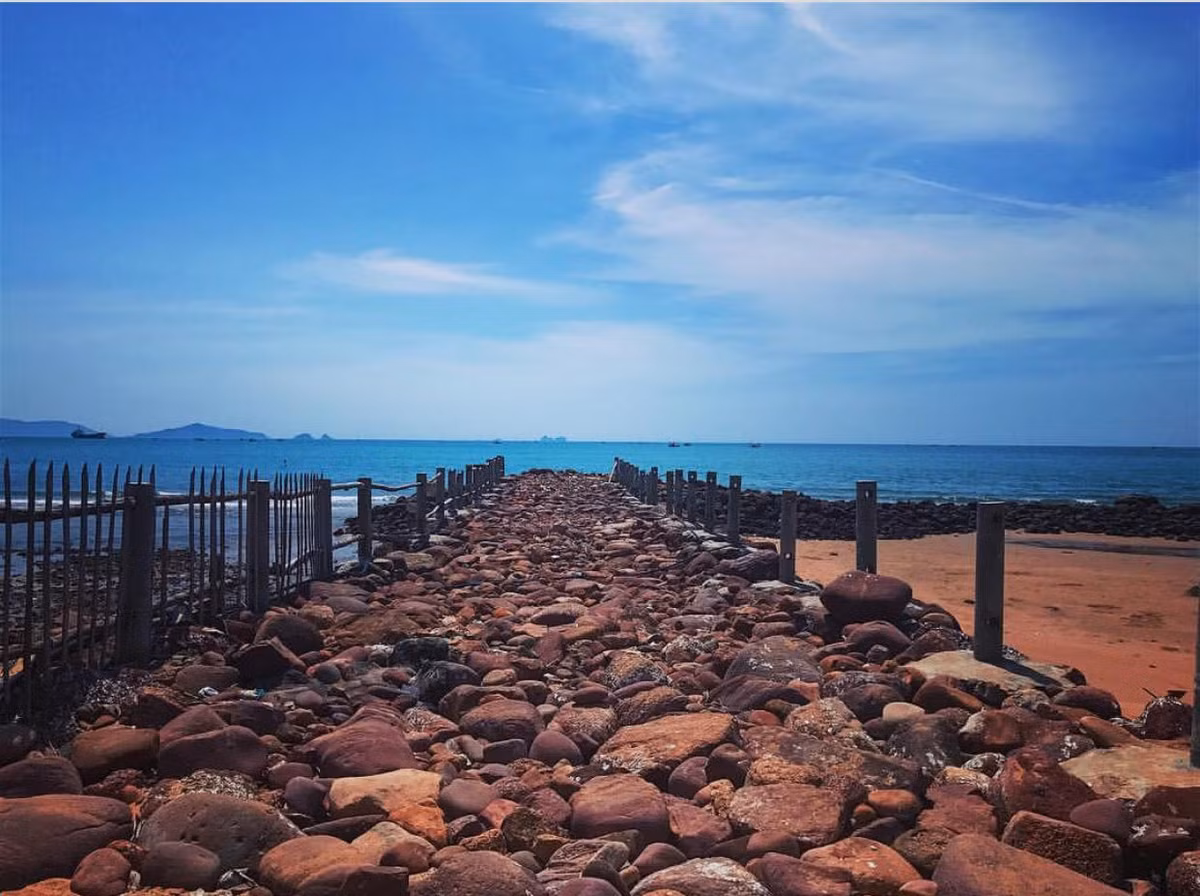 Bãi đá "sống ảo" là điểm không thể thiếu của mỗi du khách khi đến Bãi Đông. Ảnh: sanhit_98