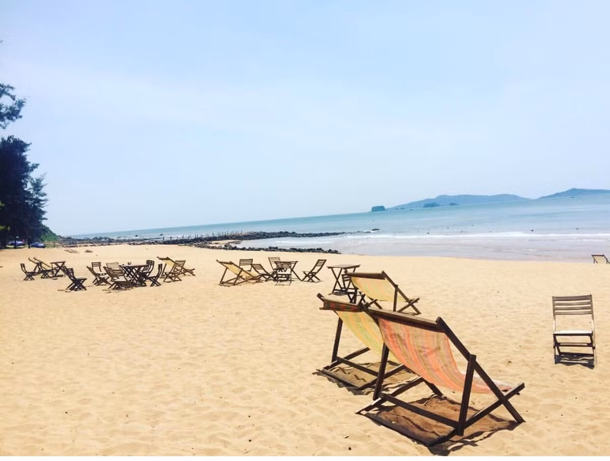 Từ trung tâm thành phố Thanh Hóa đến Bãi Đông tầm 60 km. Từ trung tâm thành phố Thanh Hóa bạn có thể thuê xe máy hoặc taxi để đi đến Bãi Đông. Giá vé xe dao động từ 100.000 - 150.000 đồng tùy loại xe bạn chọn. Ảnh: mit_mai