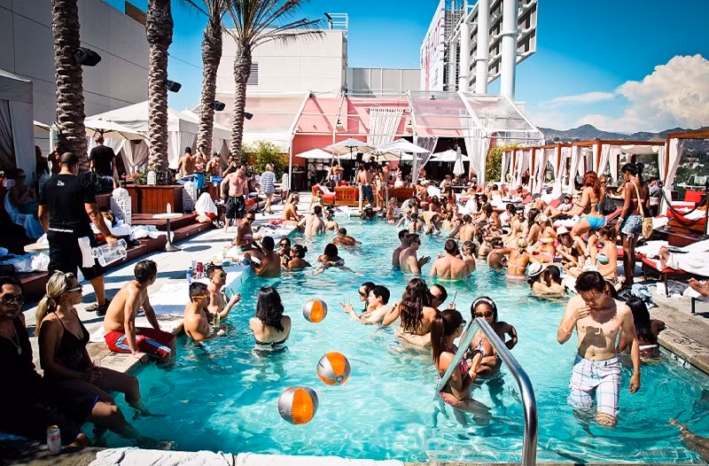 Nhìn chung pool party được hiểu là hình thức tổ chức nhân ngày lễ kỷ niệm hoặc sự kiện nào đó, bao gồm các hoạt động diễn ra đi liền với khuôn viên hồ bơi dành cho khách tham gia. Đây cũng có thể trở thành một dịp thực sự vui vẻ và thú vị cho những nhóm bạn muốn dành thời gian vui chơi và thư giãn trong các ngày hè nóng nực, oi bức. Điểm nhấn của những bữa tiệc thế này những bộ bikini hay đồ bơi rực rỡ màu sắc, các món đồ uống đá thơm ngon giải nhiệt và âm nhạc vô cùng sôi động.