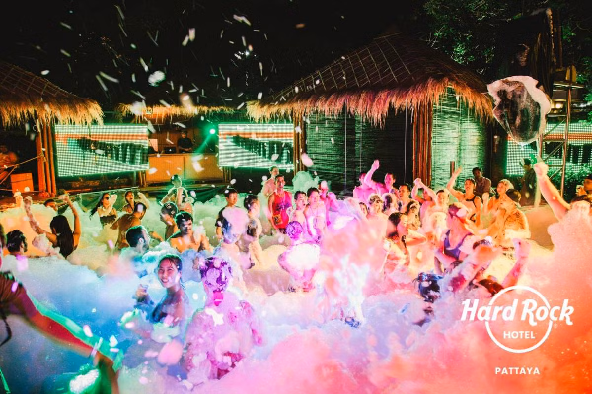 Không thể phủ nhận sức hút của pool party, hoạt động giải trí này được hưởng ứng tích cực bởi giới trẻ trên khắp thế giới và cả Việt Nam. Điểm hút đầu tiên có thể nói, đây là một sân chơi để các bạn có thể cháy hết mình với sức nóng của tuổi trẻ. Khác với những hình thức networking thông thường, bạn không cần phải quan trọng về nghi thích, quy ước gặp nhau tùy theo từng lĩnh vực, mà đến với pool party, bạn chỉ cần biết cách hòa mình chung vào không khí vui tươi đó mà thôi.