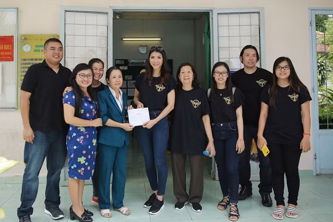 Sau khi lấy chồng là bác sỹ tại Mỹ, Ngọc Quyên ít lui về quê hương. Cô từ giã showbiz và yên phận làm một người mẹ hiền, người vợ đảm. Mới đây, khi con trai đã được gần 2 tuổi, vợ chồng Ngọc Quyên bất ngờ về Việt Nam tổ chức từ thiện. Ngoài ra, Ngọc Quyên còn tham gia một số hoạt động giải trí. Ảnh: FB Ngọc Quyên.