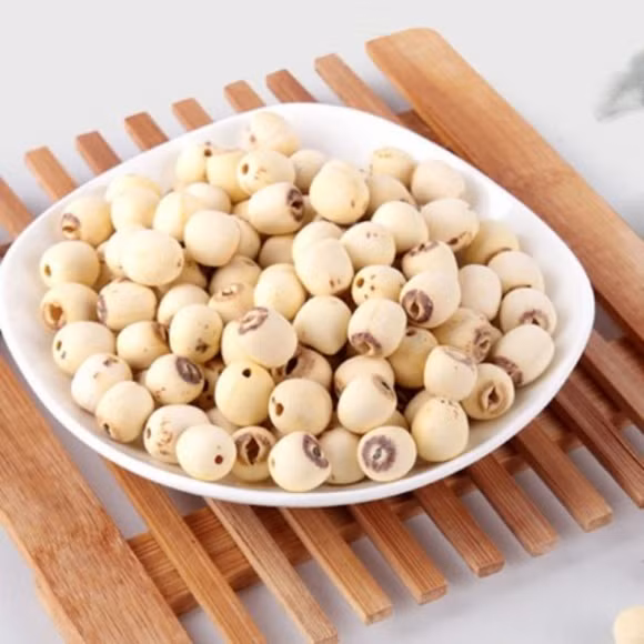 Hạt sen có lẽ là thực phẩm được nhiều người biết đến nhất trong việc giúp ngủ ngon và sâu giấc. Khi dùng, ta nên kết hợp cả hạt sen và tâm sen. Đặc biệt, dùng riêng tâm sen cũng có tác dụng rất tốt trong việc chữa mất ngủ. (Nguồn Ngoisao). 
