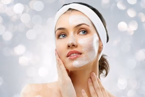 Với hàm lượng vitamin dồi dào, sữa tươi được coi là một loại kem dưỡng da ban đêm tuyệt vời. Bạn có thể trộn sữa với một ít muối rồi thoa lên mặt trước khi đi ngủ và rửa mặt lại với nước ấm vào sáng hôm sau sẽ giúp làn da luôn mềm và tươi sáng. (Nguồn Yeutre)