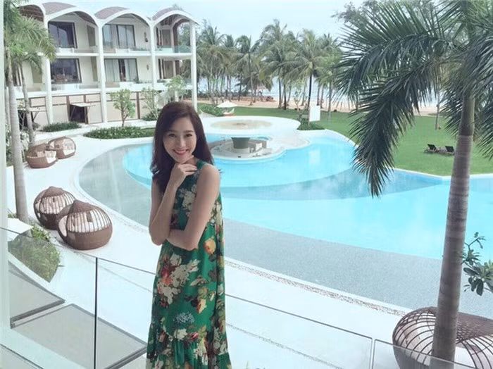Thu Thảo thường chọn những bộ váy maxi hoa nhẹ nhàng, rất hợp với tính cách của cô. Ảnh: FB Đặng Thu Thảo.