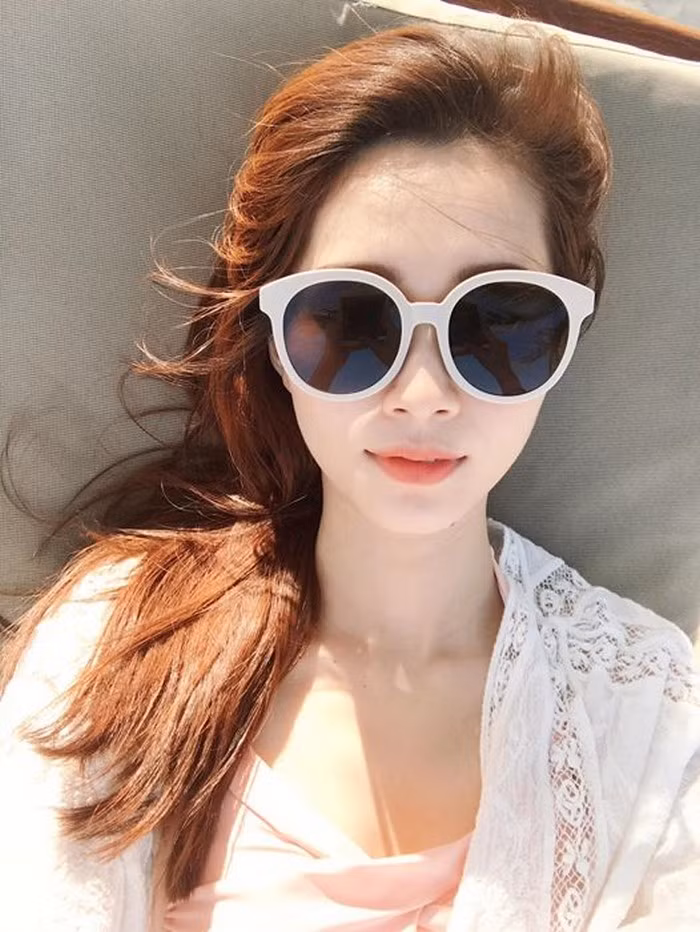 Lần này, cô nàng đã bắt kịp xu hướng với áo kimono đi biển khoác ngoài bikini sành điệu khiến fan thích thú. Ảnh: VNN.