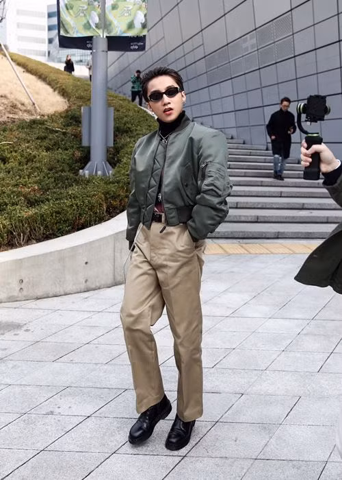 Trong ngày đầu tham dự Seoul Fashion Week, chàng ca sĩ "Lạc trôi" đã khoác lên mình bộ đồ rộng thùng thình rất ấn tượng. Được biết, anh chàng đã tự lên set đồ cho mình. Ảnh: Fc Sơn Tùng.