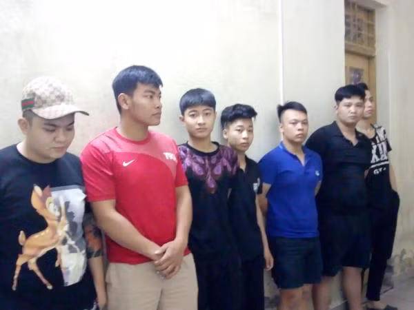 Hinh su no sung, bat nhom doi tuong mang hung khi hon chien
