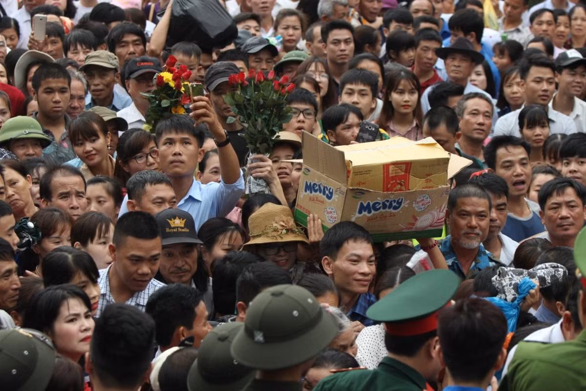 Dòng người đứng đợi để lên đền Hùng dâng hương tưởng nhớ các vua Hùng.