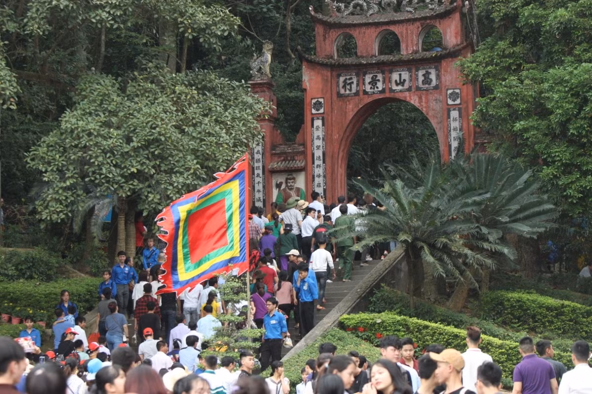 Ông Nguyễn Duy Anh - Giám đốc Khu Di tích lịch sử Đền Hùng nhận định, lượng người đổ về Khu Di tích lịch sử Đền Hùng trong ngày hôm nay là hơn 1 triệu lượt người.