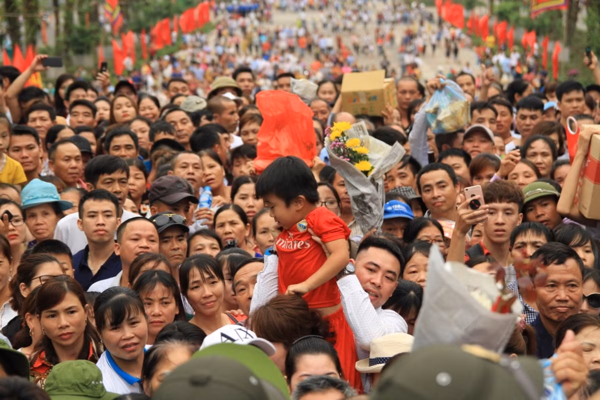 Dòng người đông như nêm cối.