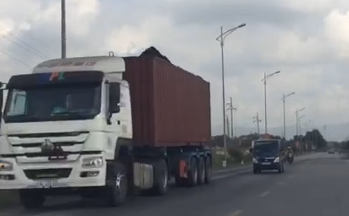 Xe qua tai, hoan cai van tung hoanh tren quoc lo 17B: Duong bui mu, dan kinh khiep-Hinh-11
