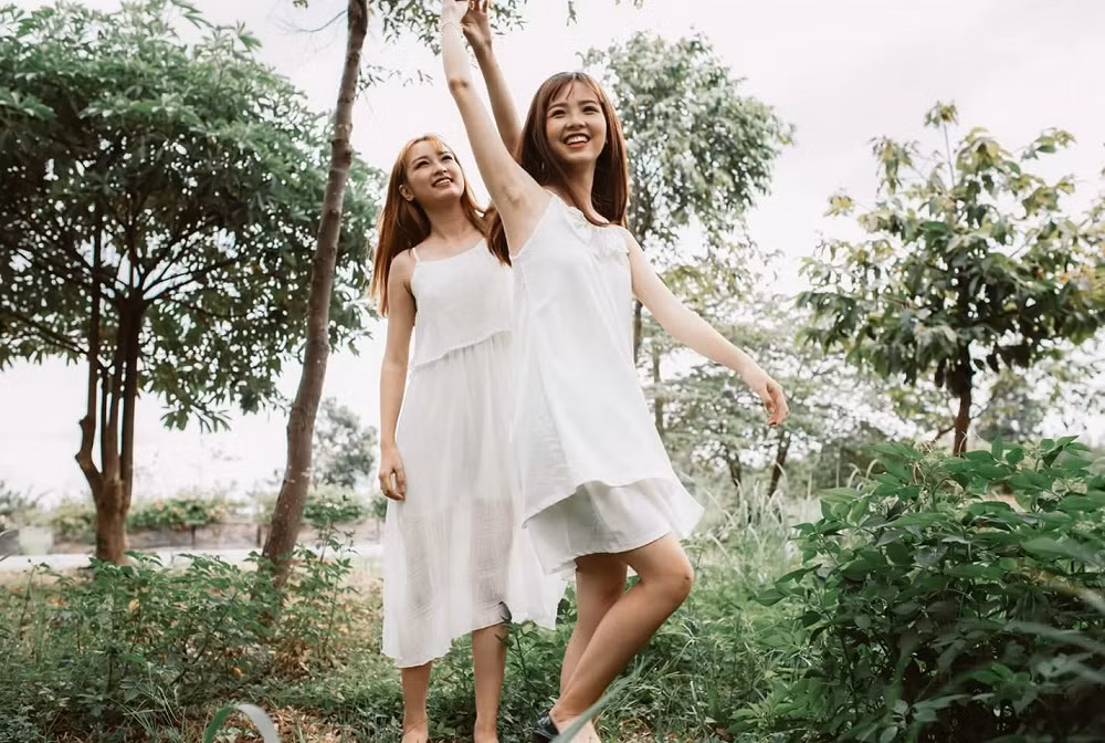 Đôi mắt biết cười và nụ cười tỏa nắng của hai chị em Mỹ Hoài, Mỹ Tiên là “vũ khí” khiến bao trái tim của những anh chàng si tình "lạc nhịp".