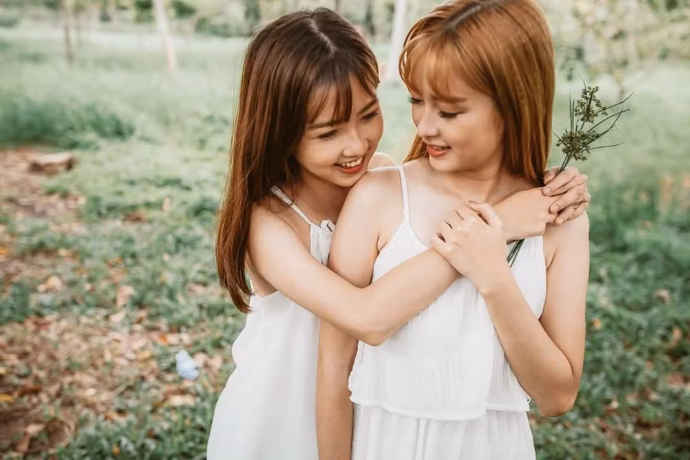 Hai chị em Mỹ Hoài và Mỹ Tiên đều là người tỉnh lên thành phố học tập nên cả hai rất thân thiết, giúp đỡ lẫn nhau trong học tập và cả những vấn đề trong cuộc sống.