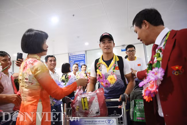 "Người hùng" Chu Đức Anh đánh bại đối thủ chủ nhà Malaysia Khairul Anuar Mohamad để lên ngôi vô địch nội dung cung 1 dây đơn nam rạng rỡ trong ngày trở về. Đây là tấm HCV cá nhân ở giải quốc tế đầu tiên của Đức Anh.