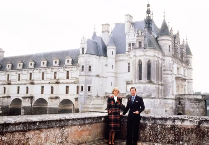 Vợ chồng Hoàng gia vui vẻ tạo dáng tại Lâu đài Chambord trong chuyến thăm Pháp năm 1988.