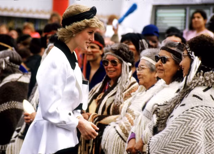 Công nương vui vẻ trò chuyện cùng người dân Canada tại Triển lãm Expo, tại Vancouver, Canada năm 1986.
