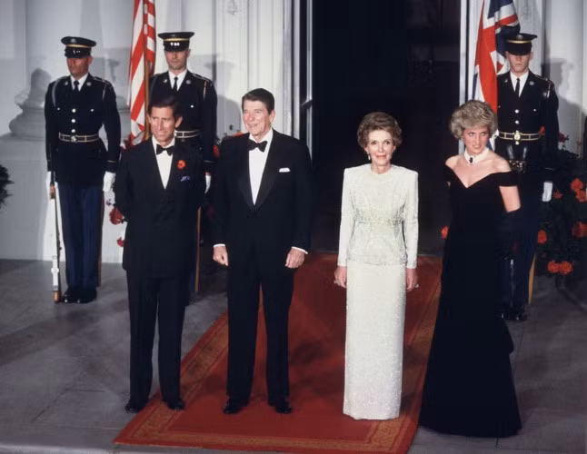 Công nương và Hoàng tử Charles sang trọng khi gặp gỡ Tổng thống Ronald Reagan và Đệ nhất phu nhân Nancy Reagan trong chuyến thăm Mỹ năm 1985.