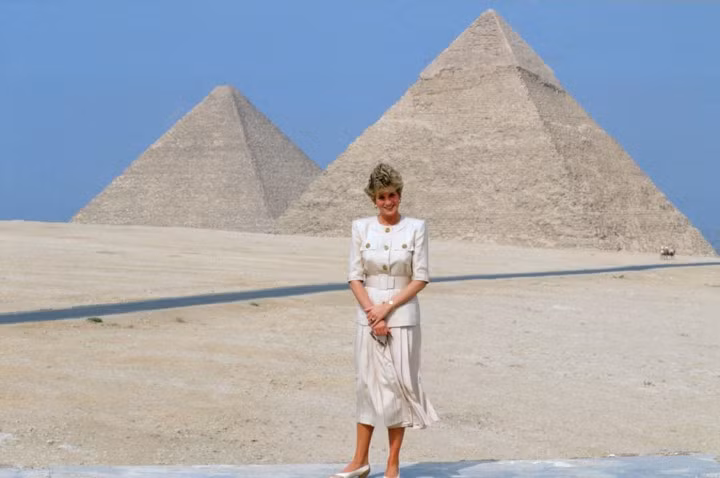 Công nương đến thăm Kim tự tháp Giza ở Ai Cập năm 1992.