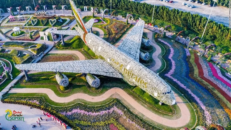 Mô hình Emirates Airbus A380 có kích cỡ bằng máy bay thật đã giành danh hiệu “Tác phẩm sắp đặt hoa lớn nhất thế giới” vào năm 2016.