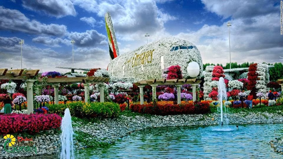 Mô hình nặng hơn 100 tấn này được tạo nên từ hơn 5 triệu nhánh hoa.