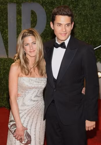 Ngoài Taylor Swift, John Mayer có một danh sách dài những cô bạn gái cũ, ở nhiều độ tuổi khác nhau. Chia sẻ với Playboy, John đã nói về khoảng cách tuổi tác giữa anh và Jennifer Aniston: "Một trong sự khác biệt lớn nhất của chúng tôi là việc tôi chia sẻ Twitter quá nhiều. Nhiều người cho rằng vì vậy mà tôi bị bỏ rơi. Nhưng sự thực không phải như vậy. Chúng tôi đã căng thẳng với nhau trước đó. Tôi nghĩ cô ấy vẫn hi vọng chúng tôi quay lại đến tận năm 1998".