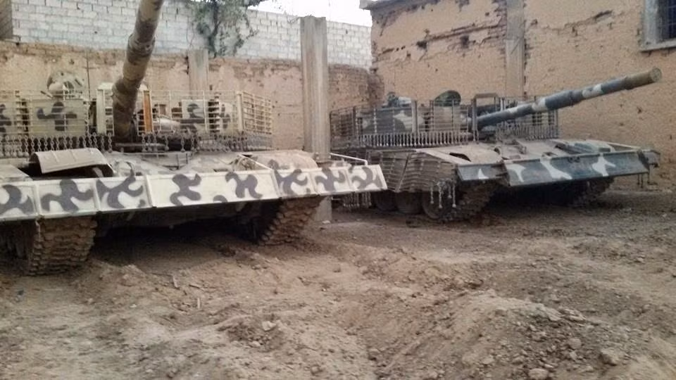 Chiếc xe tăng T-72 bị RPG-29 phá hủy mới đây có thể là cùng loại với một số chiếc T-72 từng được Quân đội Syria giới thiệu với giáp bảo vệ được nâng cấp. Nguồn ảnh: imgur
