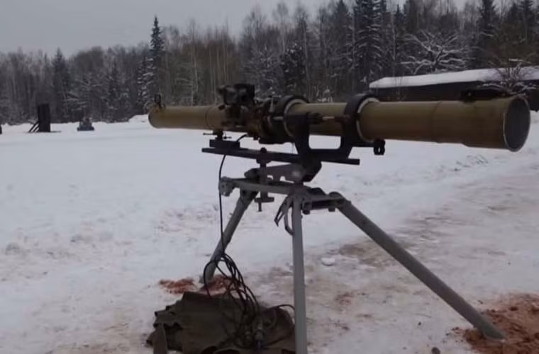 RPG-29 Vampir là loại súng chống tăng thế hệ mới được Phòng thiết kế Tula (Liên Xô) phát triển và đưa vào sử dụng từ năm 1989. RPG-29 được thiết kế để tiêu diệt các loại xe tăng - thiết giáp được trang bị giáp phản ứng nổ hoặc tiêu diệt sinh lực địch trú ẩn bên trong các tòa nhà, hầm hào kiên cố. Nguồn ảnh: Youtube