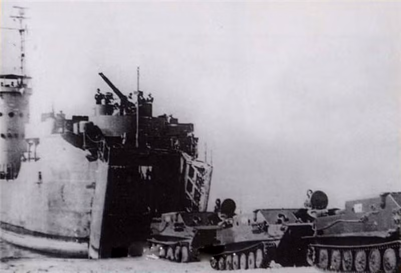 Tài liệu Lịch sử Hải quân Nhân dân Việt Nam viết: “Ngày 5/1/1979, tại Sở chỉ huy tiền phương, Bộ Tư lệnh Hải quân chính thức giao nhiệm vụ cho các đơn vị: bí mật đánh chiếm bãi đổ bộ tại chân núi Tà Lơn, phong tỏa đường 3 và 4, tiến đánh cảng Công Pông Xom, tiêu diệt lực lượng hải quân địch, ngăn chặn không cho tàu chúng từ quân cảng Ream, Công Pông Xom chạy ra biển, bảo vệ sườn trái đội hình đổ bộ của Lữ đoàn Hải quân Đánh bộ”. Trong ảnh, tàu HQ 403, thuộc Hạm đội 171 vận chuyển xe thiết giáp lội nước BTR-50P của Quân đoàn 3 làm nhiệm vụ ở biên giới Tây Nam năm 1979. Ảnh TL.