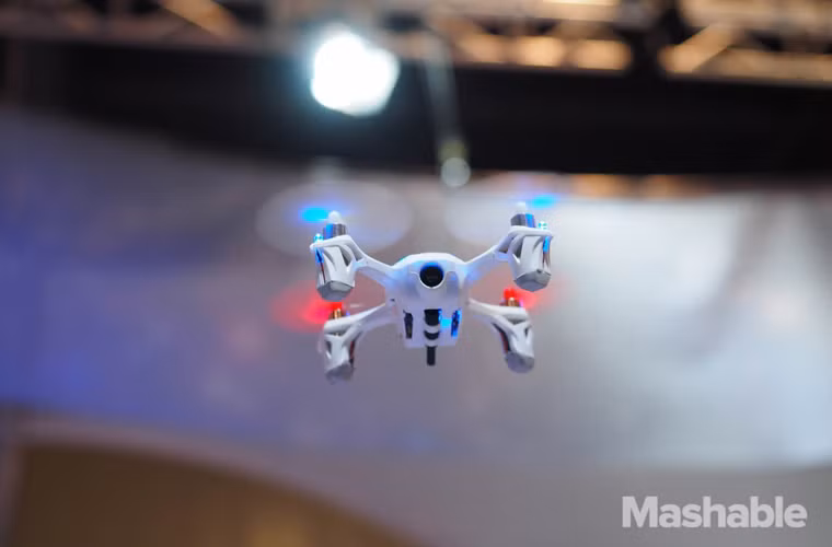 Các loại máy bay drone (tạm dịch: máy bay chuồn chuồn) là những phương tiện bay tí hon, có thể được ứng dụng như trò chơi điều khiển từ xa hoặc thám thính, xuất hiện rất nhiều tại CES 2015. Trong ảnh là chiếc drone Hubsan X4.