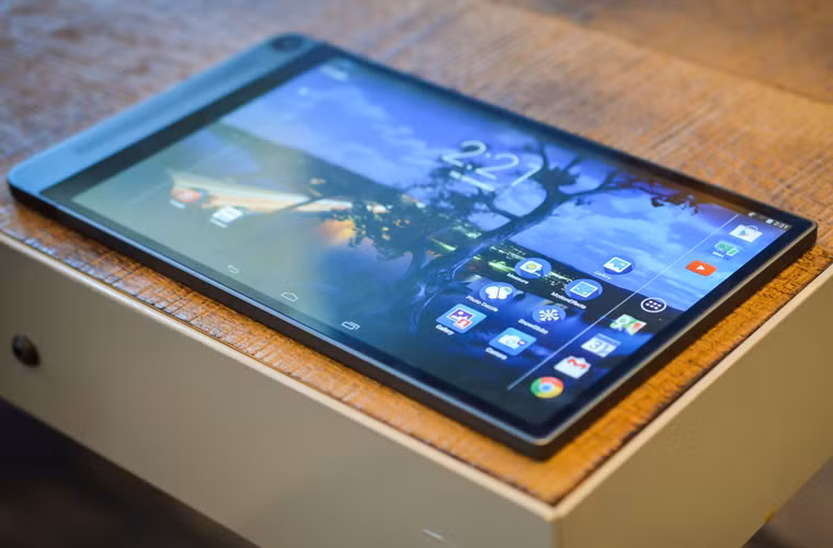 Máy tính bảng Venue 8 series 7000 mảnh như lá lúa của Dell tại CES 2015, lại cho thấy khả năng tích hợp hàng tá công nghệ vào một thiết bị vô cùng nhỏ bé. Sản phẩm gây sự bất ngờ ở bề dày mỏng manh hơn cả iPad Air 2, nhưng lại được trang bị camera 3D RealSense của Intel và trên hết là không phải “họ nhà Táo”.