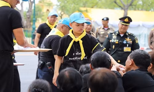 Năm 2014, mẹ của hoàng tử là bà Srirasmi bị tước chức vị trong hoàng gia sau khi 7 người thân của bà bị cáo buộc tham nhũng. Bà Srirasmi sau đó từ bỏ mọi tước hiệu, ly hôn Thái tử Vajiralongkorn, không giữ quyền nuôi con và nhận được một khoản tiền là 200 triệu baht (hơn 6 triệu USD). Ảnh: KE.