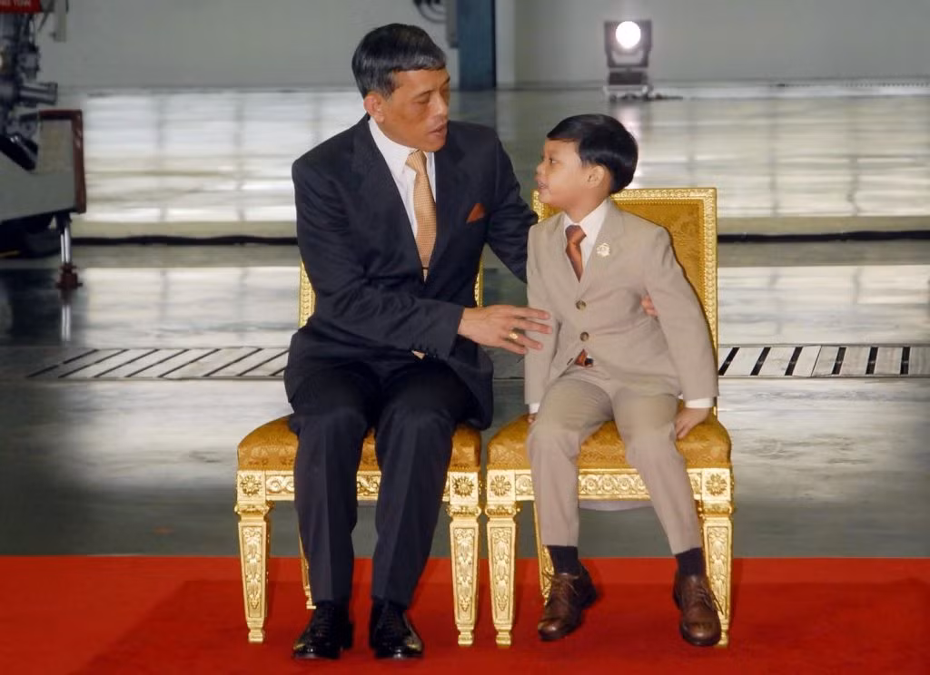 Hoàng tử Dipangkorn Rasmijoti hiện tại là con trai duy nhất được thừa nhận chính thức của Nhà vua Thái Lan. Cậu đang đứng đầu trong danh sách người thừa kế ngai vàng. Tuy nhiên, do mẹ của hoàng tử và nhà vua đã ly dị, vị trí thừa kế này có thể được thay thế nếu nhà vua có con trai với hoàng hậu hiện tại. Ảnh: KE.